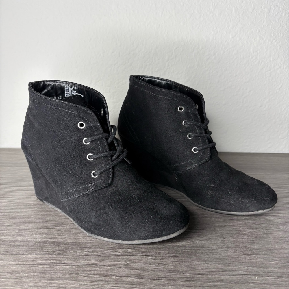 Arizona Jean Company Black Wedge Shoes with Classic Design